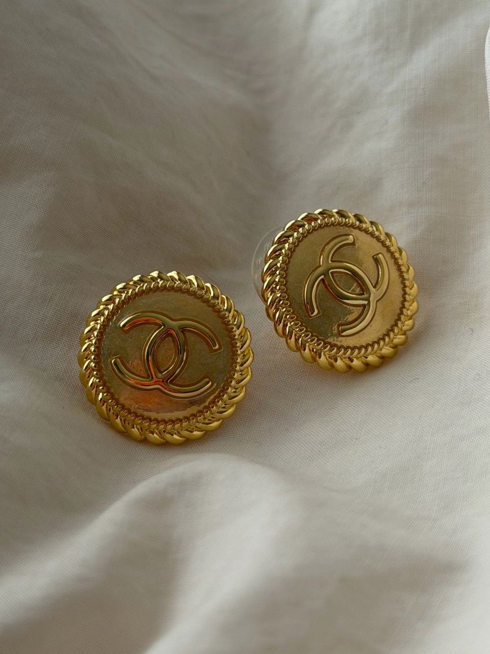 CHANEL Gold Interlocking CC Round Button Earrings - Picture 4 of 14